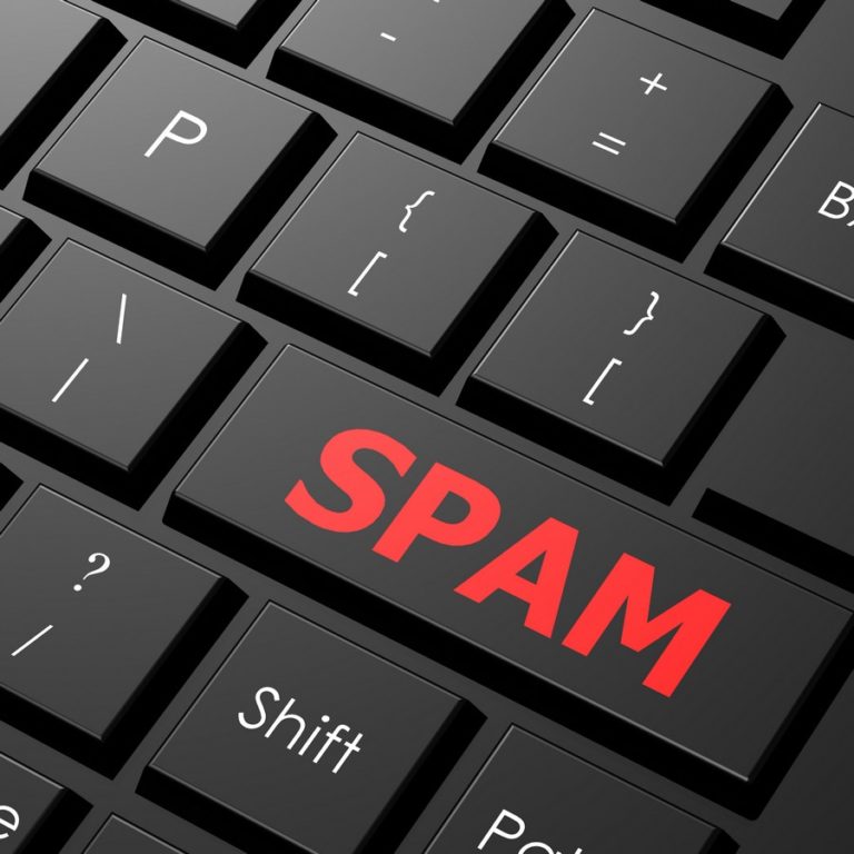 image clavier ordinateur avec le mot spam en rouge